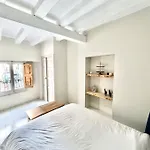 Huge Superb Duplex Old Town Дом отдыха Сиджес